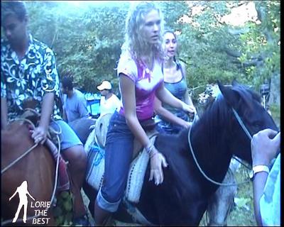 lorie sur un cheval qui est tro beau